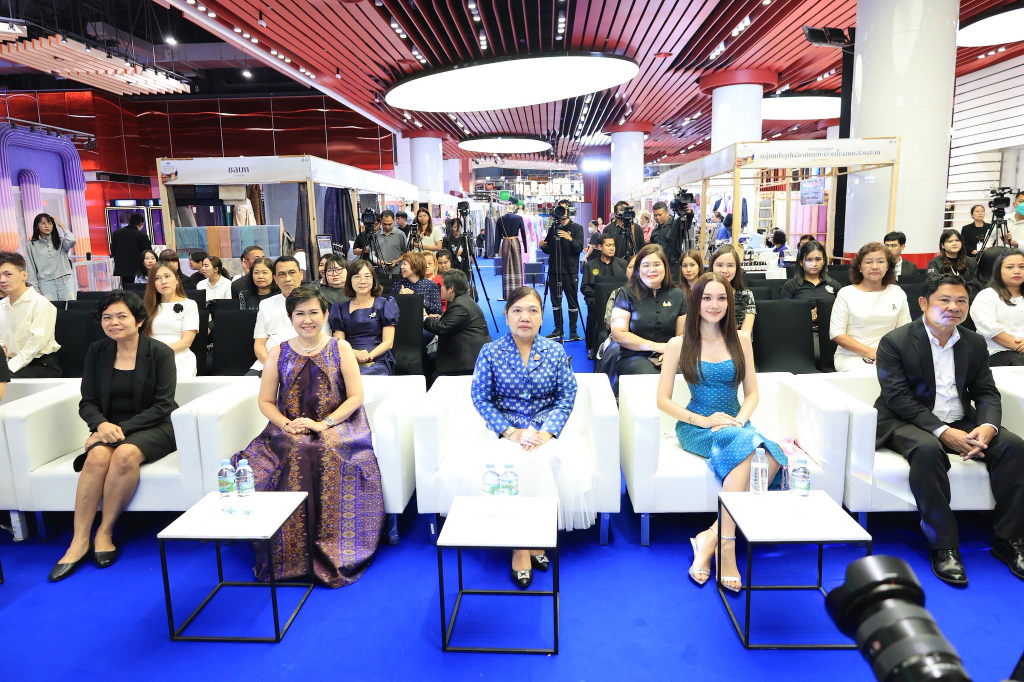 title - ส.ป.ก. ร่วมเป็นเกียรติในพิธีเปิดงานโครงการประชาสัมพันธ์และส่งเสริมการจำหน่ายผ้าไหมและผลิตภัณฑ์หม่อนไหมสัญจร ณ กรุงเทพมหานครและจังหวัดนนทบุรี ครั้งที่ 2